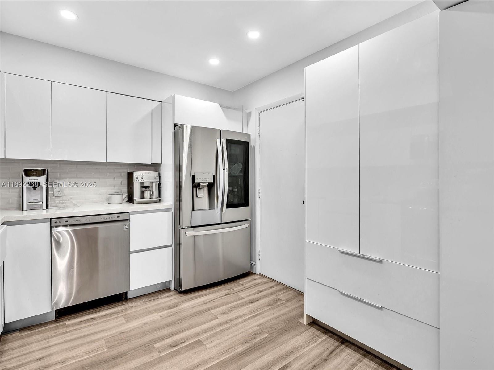 6061 N Falls Cir Drive 407 — photo 8