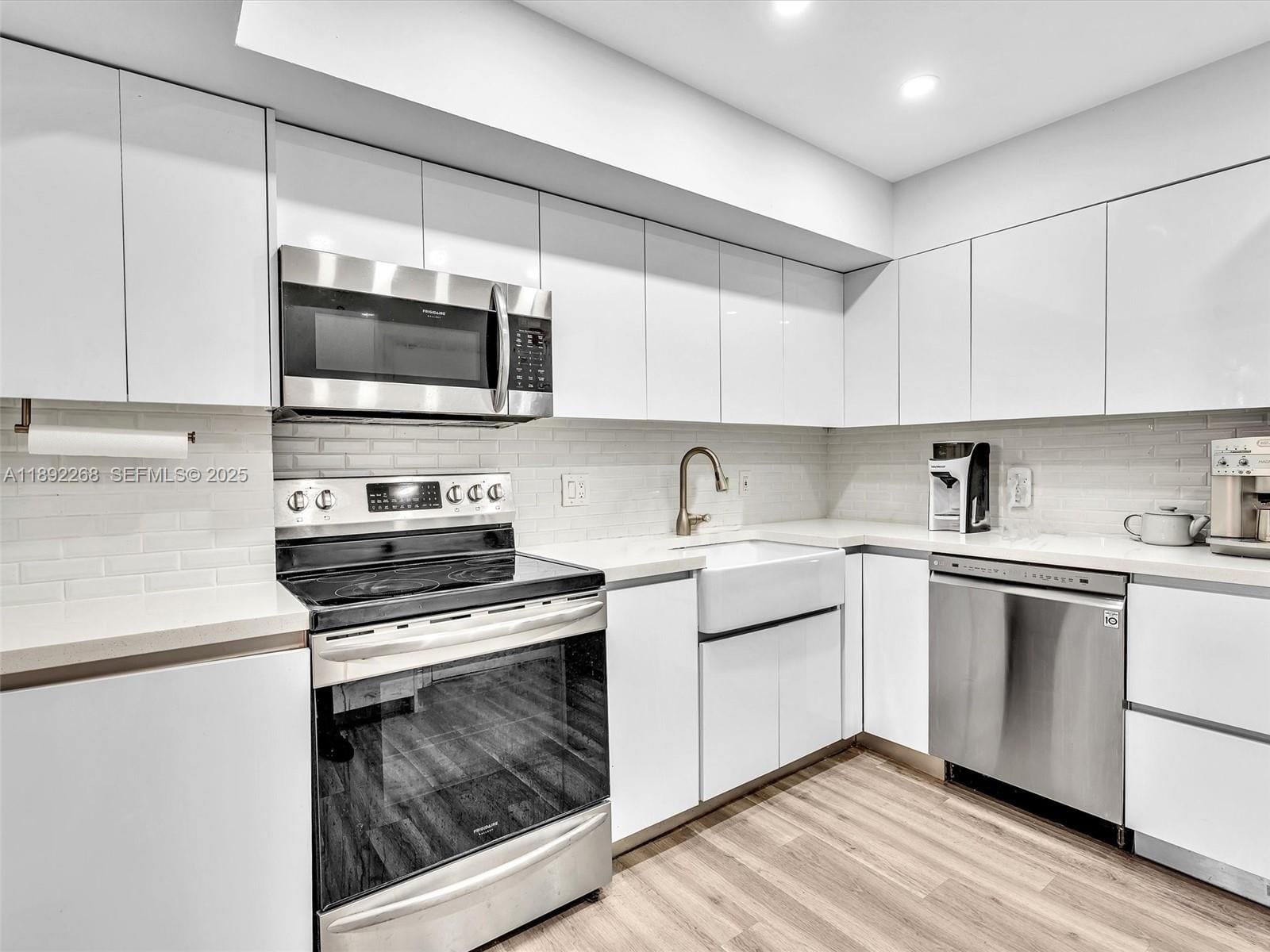 6061 N Falls Cir Drive 407 — photo 10
