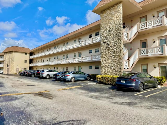 5181 W Oakland Park Boulevard 212, sold in Quinsana Gardens Condo, Lauderdale Lakes, FL