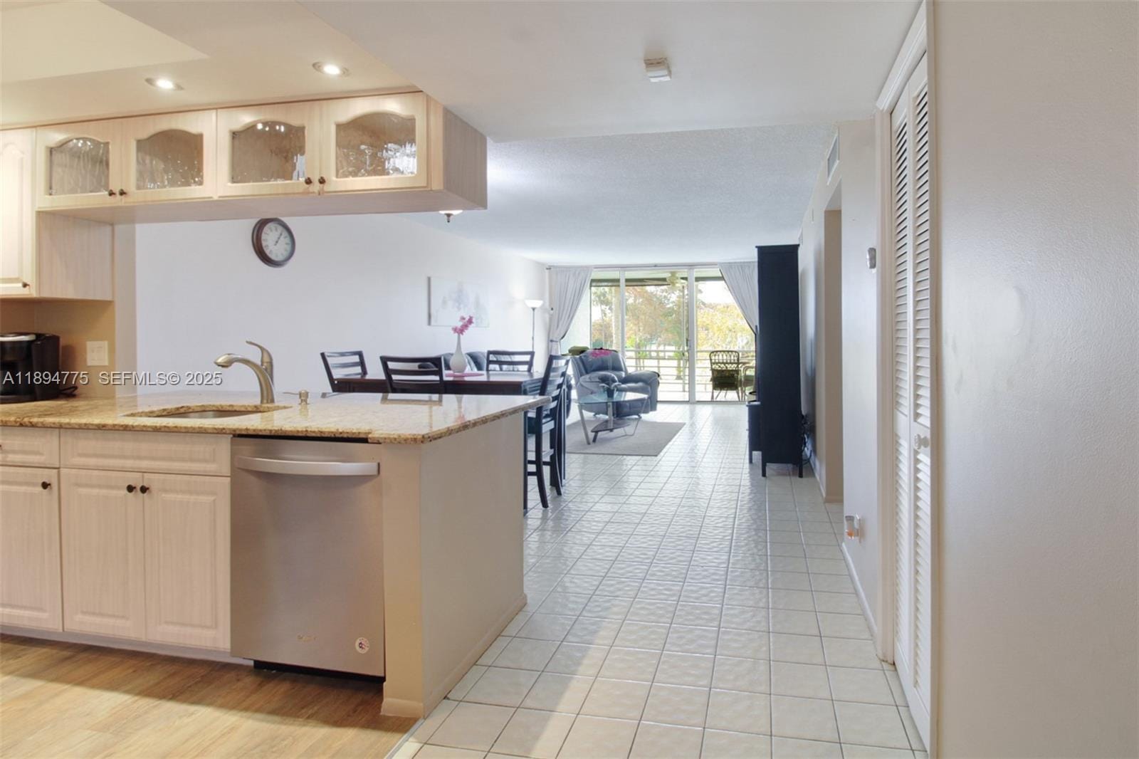 605 Oaks Drive 305 — photo 2