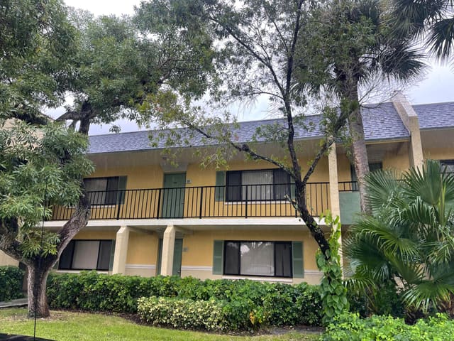 1215 Meadows Circle 1215, sold in Meadows On The Green Condo, Boynton Beach, FL