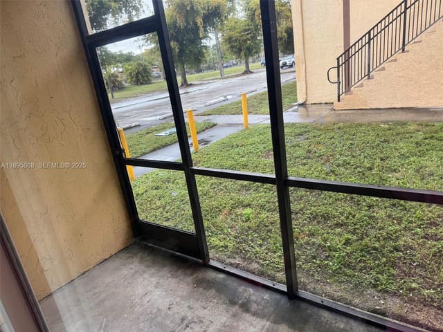 2820 NW 55th Avenue 1D, sold in Stonebridge Gardens Secti, Lauderhill, FL