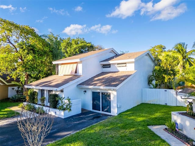 8211 SW 39th Court, sold in Woods OF Rolling Hills, Davie, FL
