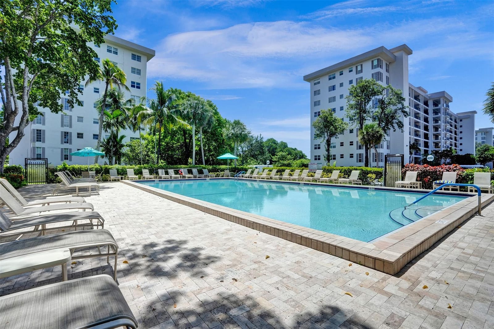 3250 N Palm Aire Drive 607 — photo 2