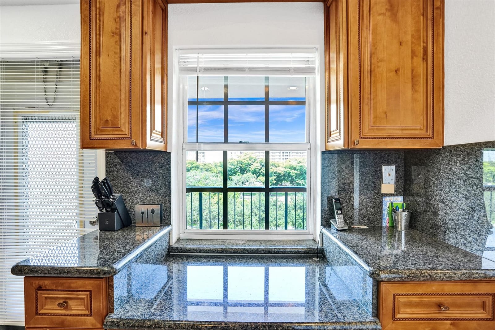 3250 N Palm Aire Drive 607 — photo 11