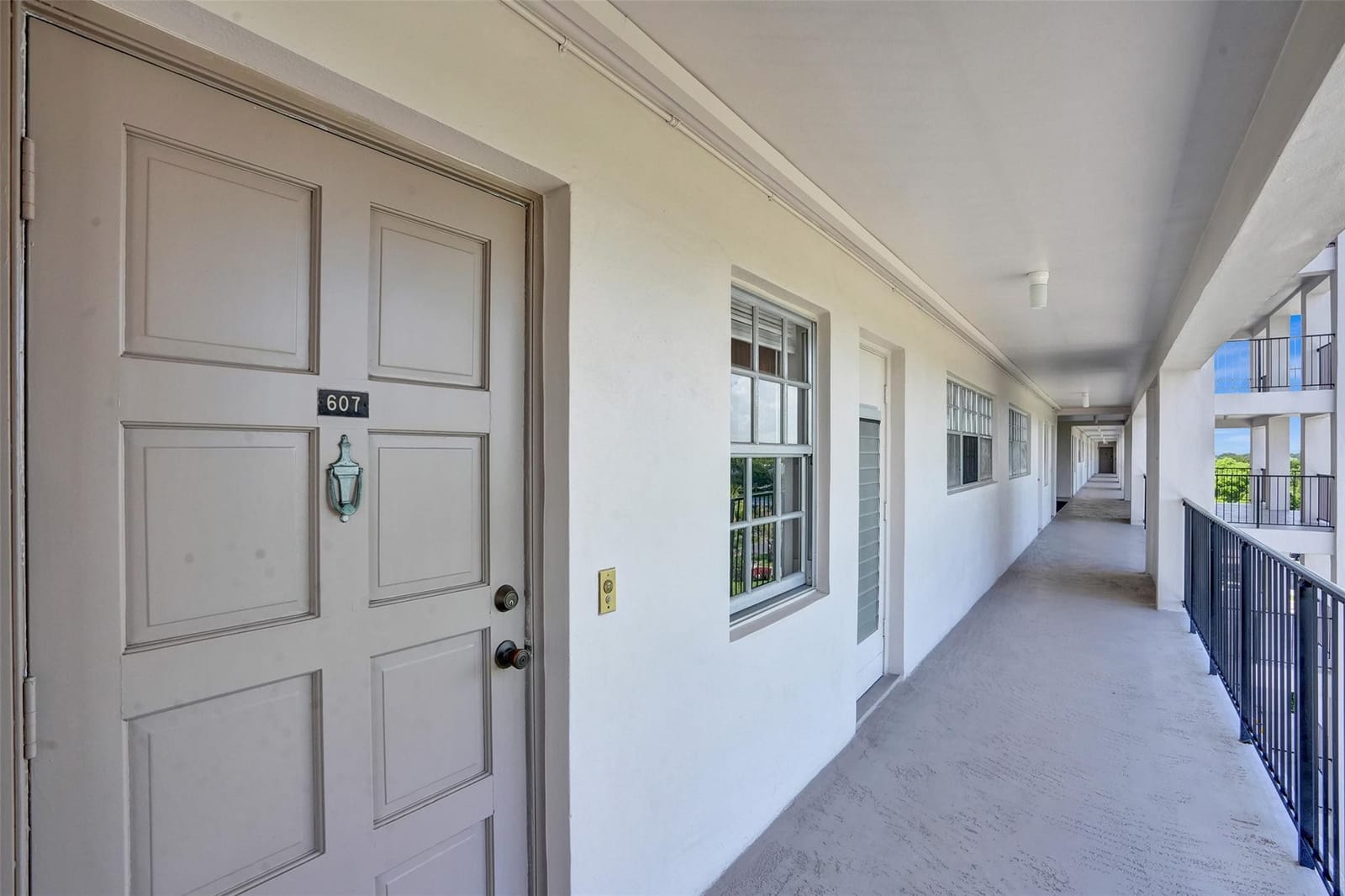 3250 N Palm Aire Drive 607 — photo 4