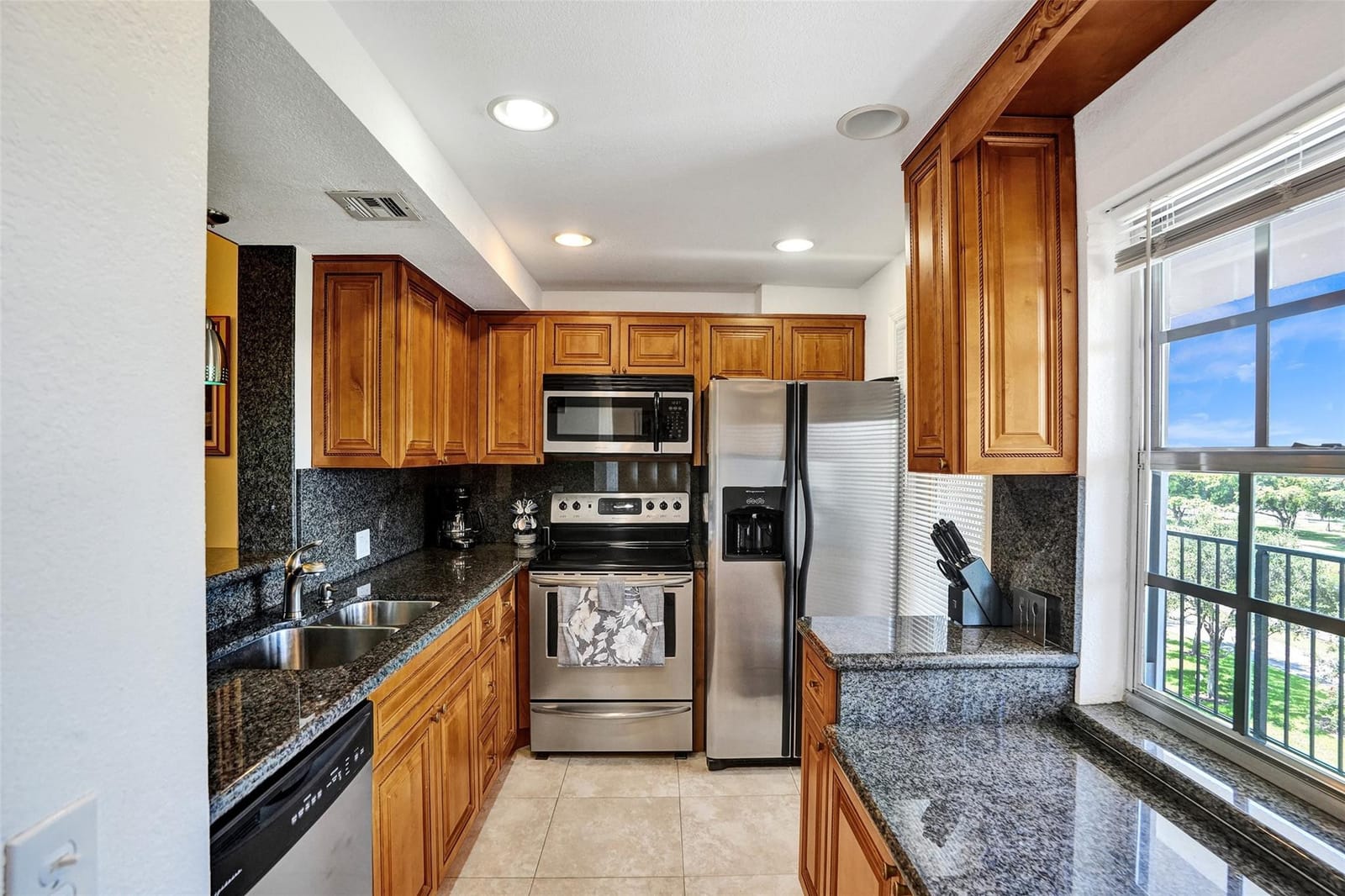 3250 N Palm Aire Drive 607 — photo 8
