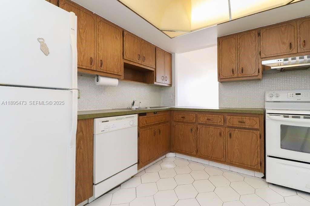 1351 NE Miami Gardens Drive 1001E — photo 2