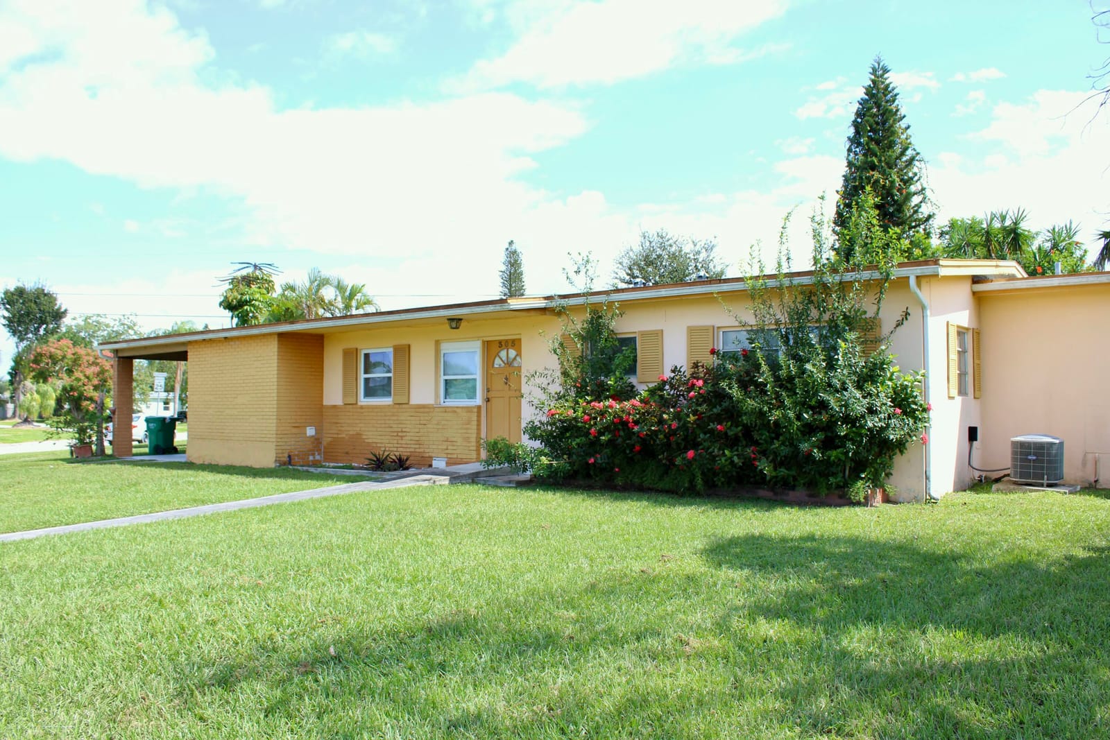 305 SE Airoso Boulevard — photo 2