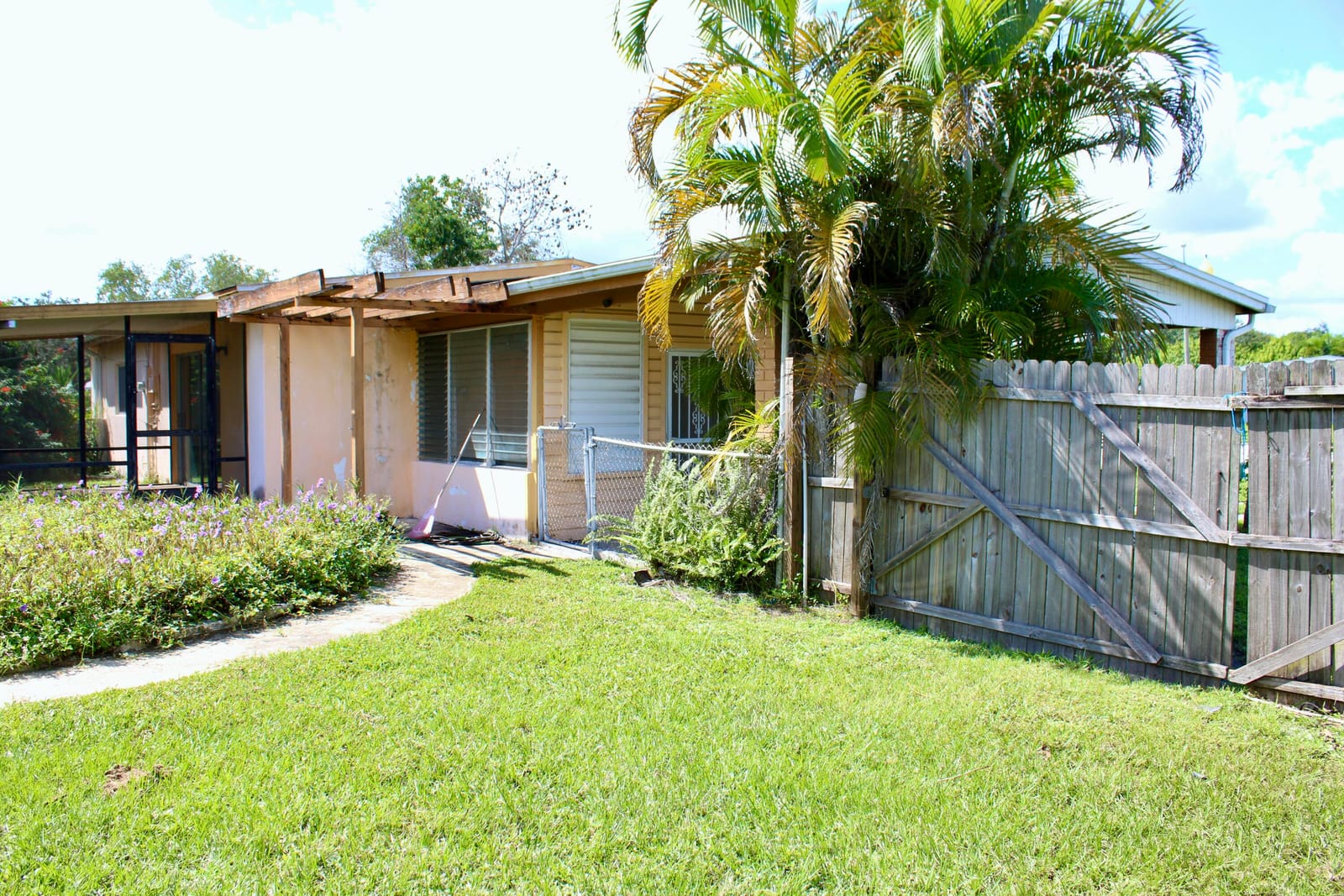 305 SE Airoso Boulevard — photo 3