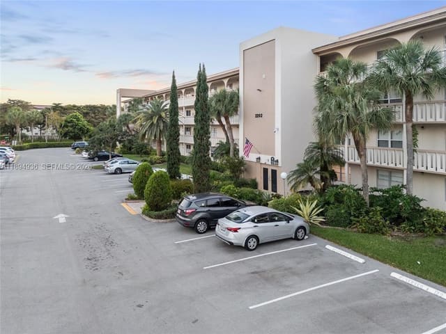 2202 Lucaya Bend L3, Lucaya Village 2 A, Coconut Creek, FL