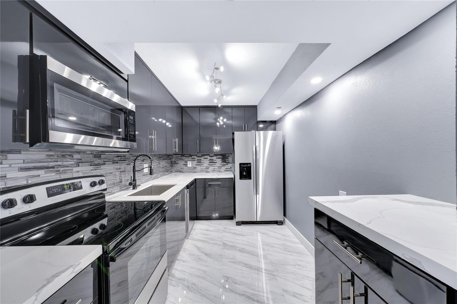1100 Saint Charles Place 708 — photo 3