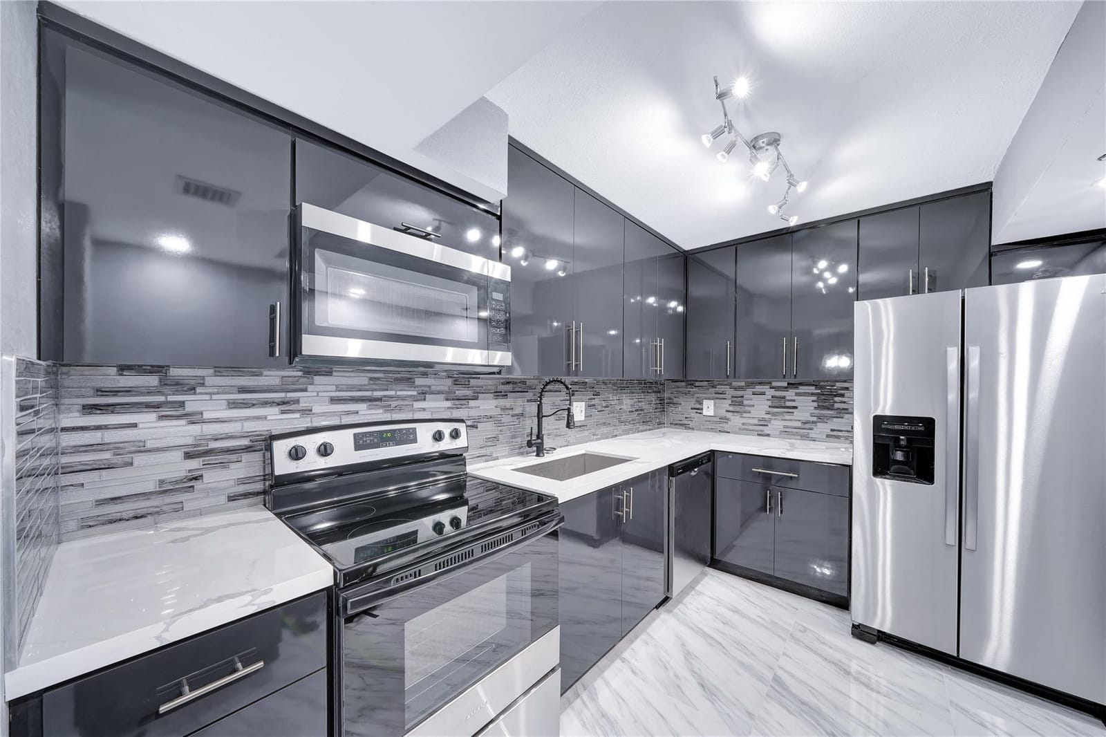 1100 Saint Charles Place 708 — photo 4