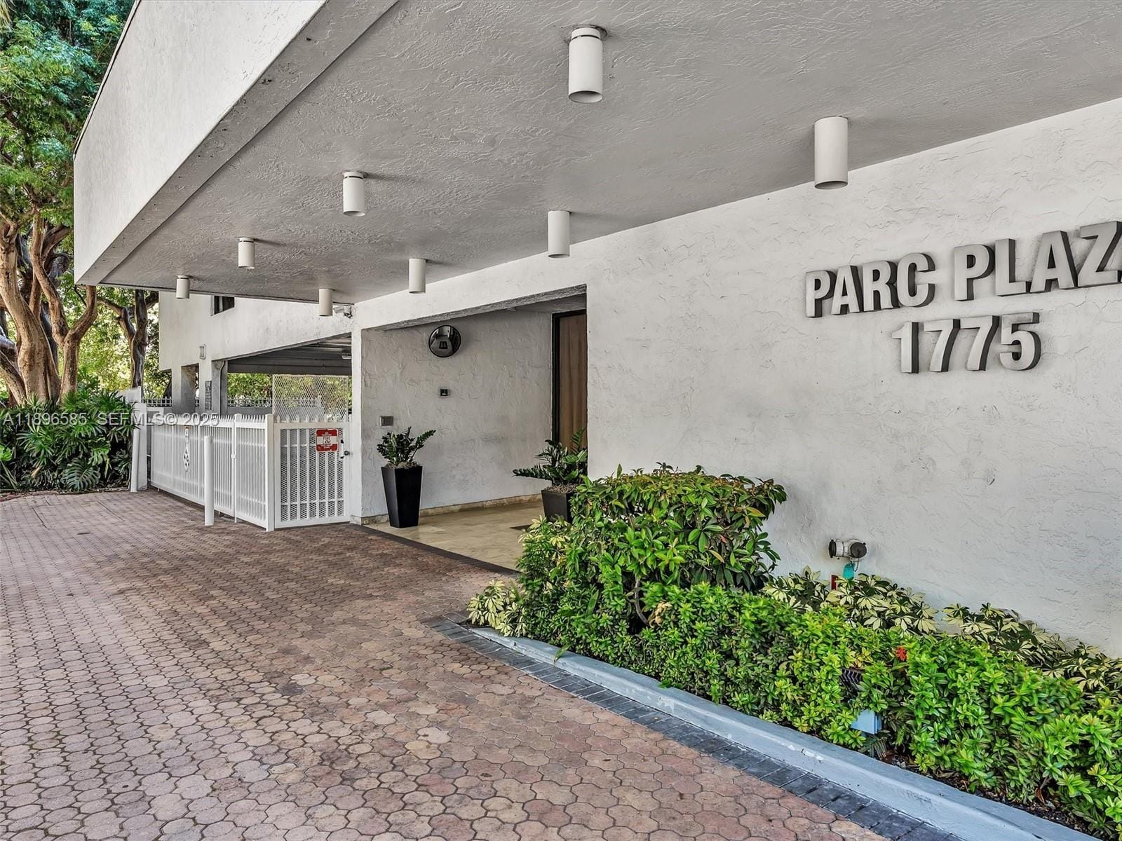 1775 Washington Avenue 8B — photo 2