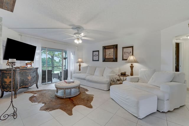 3755 Via Poinciana 405, Greenacres, FL 33467