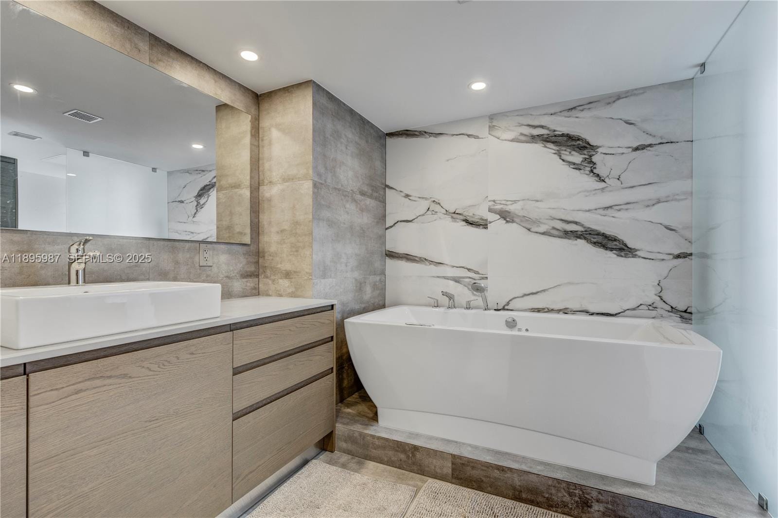 5500 Collins Avenue 1104, Miami Beach, FL 33140 photo 25