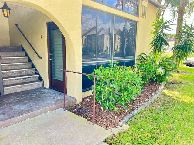 340 Pine Ridge Circle D1, Greenacres, FL 33463