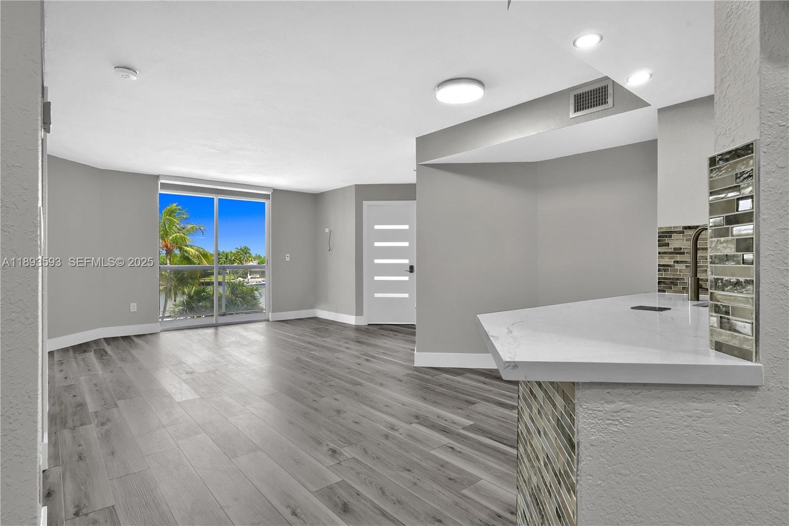5880 Collins Avenue 403 — photo 2