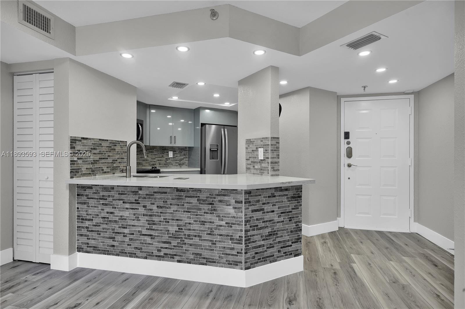 5880 Collins Avenue 403 — photo 5