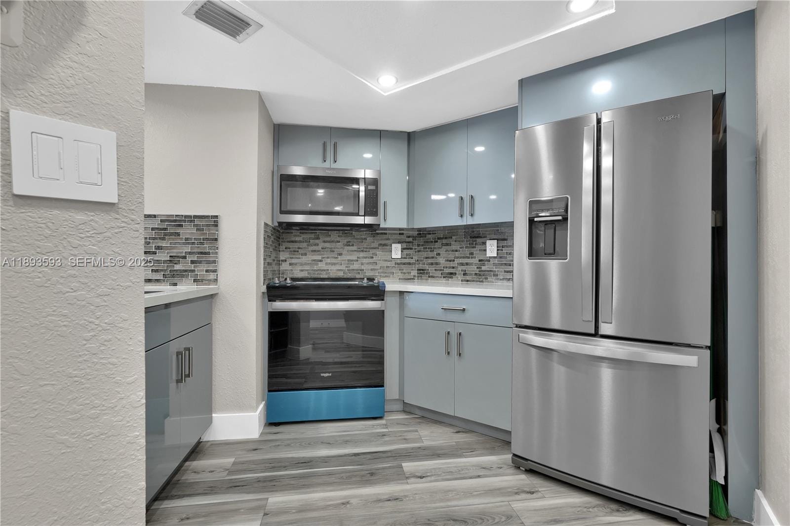 5880 Collins Avenue 403 — photo 8