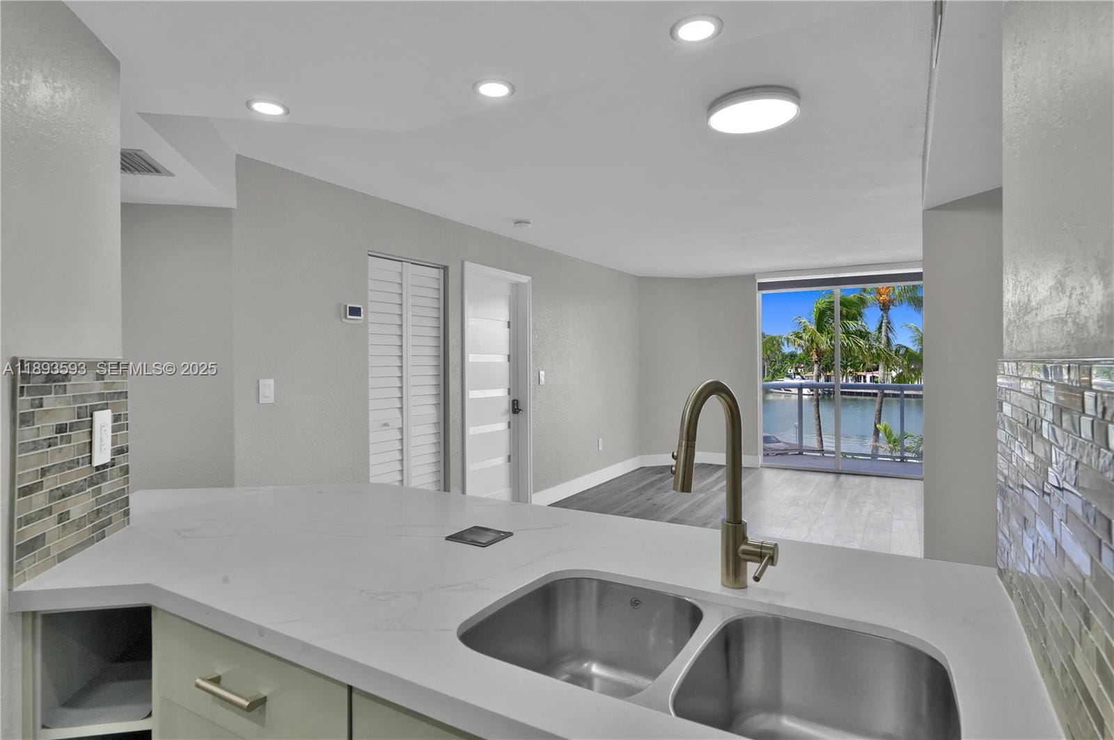 5880 Collins Avenue 403 — photo 9