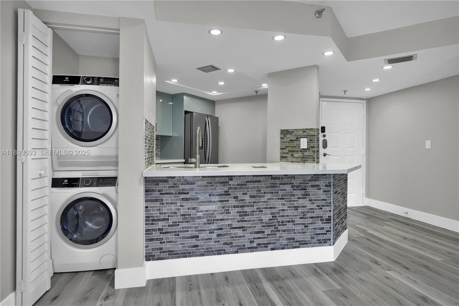 5880 Collins Avenue 403 — photo 10