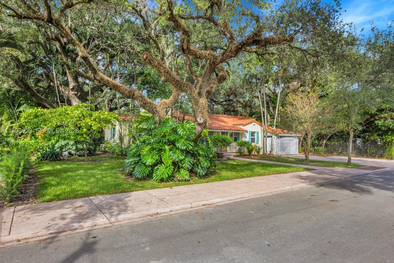 1100 El Rado Street — photo 3
