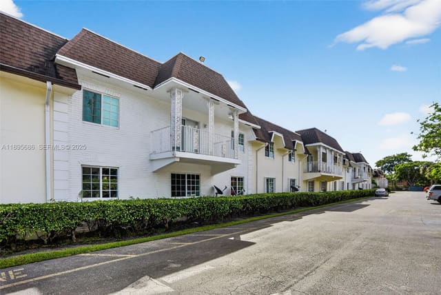 700 SE 2nd Avenue 311, sold in Brookfield Gardens North, Deerfield Beach, FL