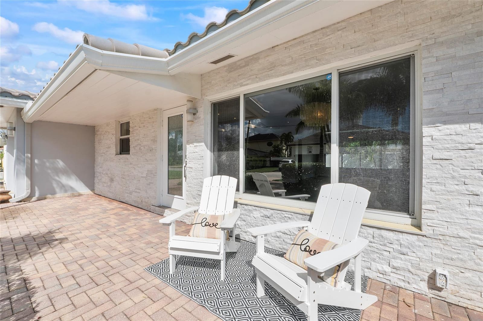 1009 SE 10th Court — photo 3