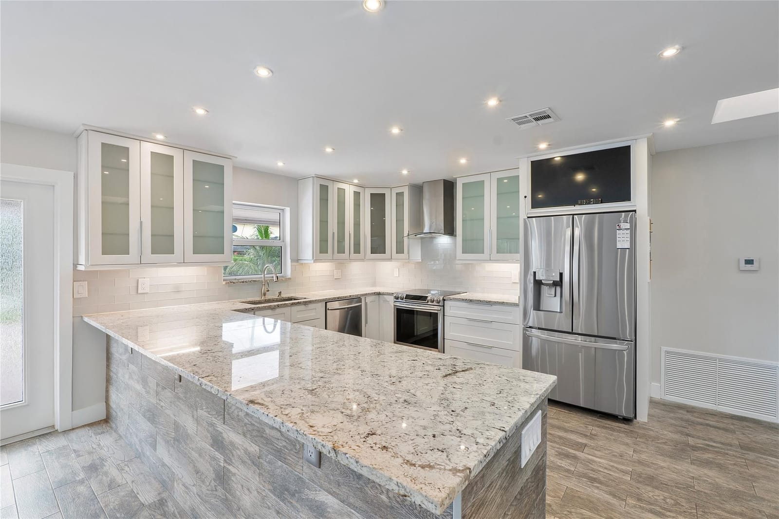 1009 SE 10th Court — photo 4
