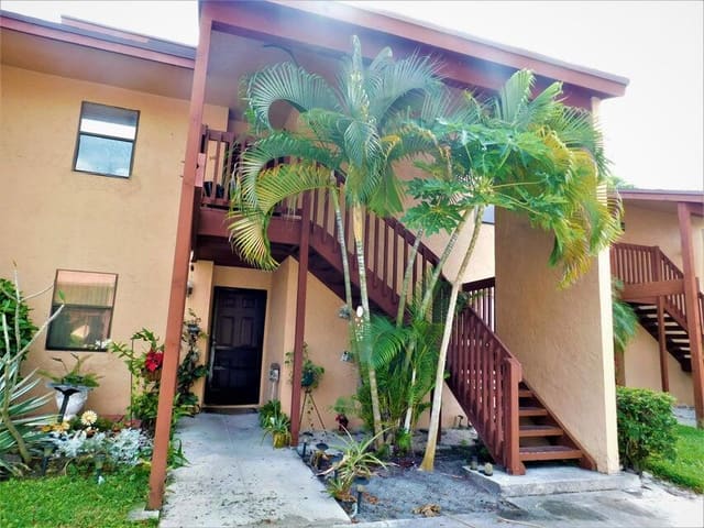 902 Lakeview Circle, sold in Trails At Royal Palm Beach Condo, Royal Palm Beach, FL