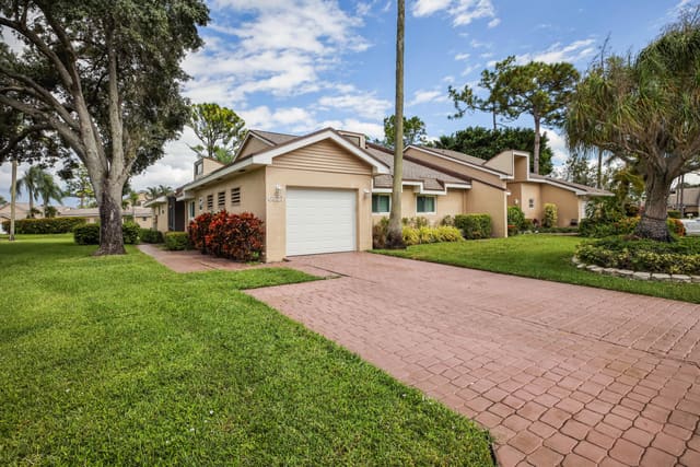 6827 Fountains Circle, sold in Fountains, Lake Worth, FL