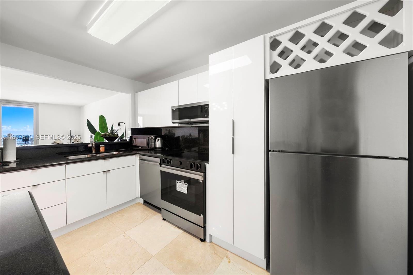 5555 Collins Avenue 14E, Miami Beach, FL 33140 photo 22