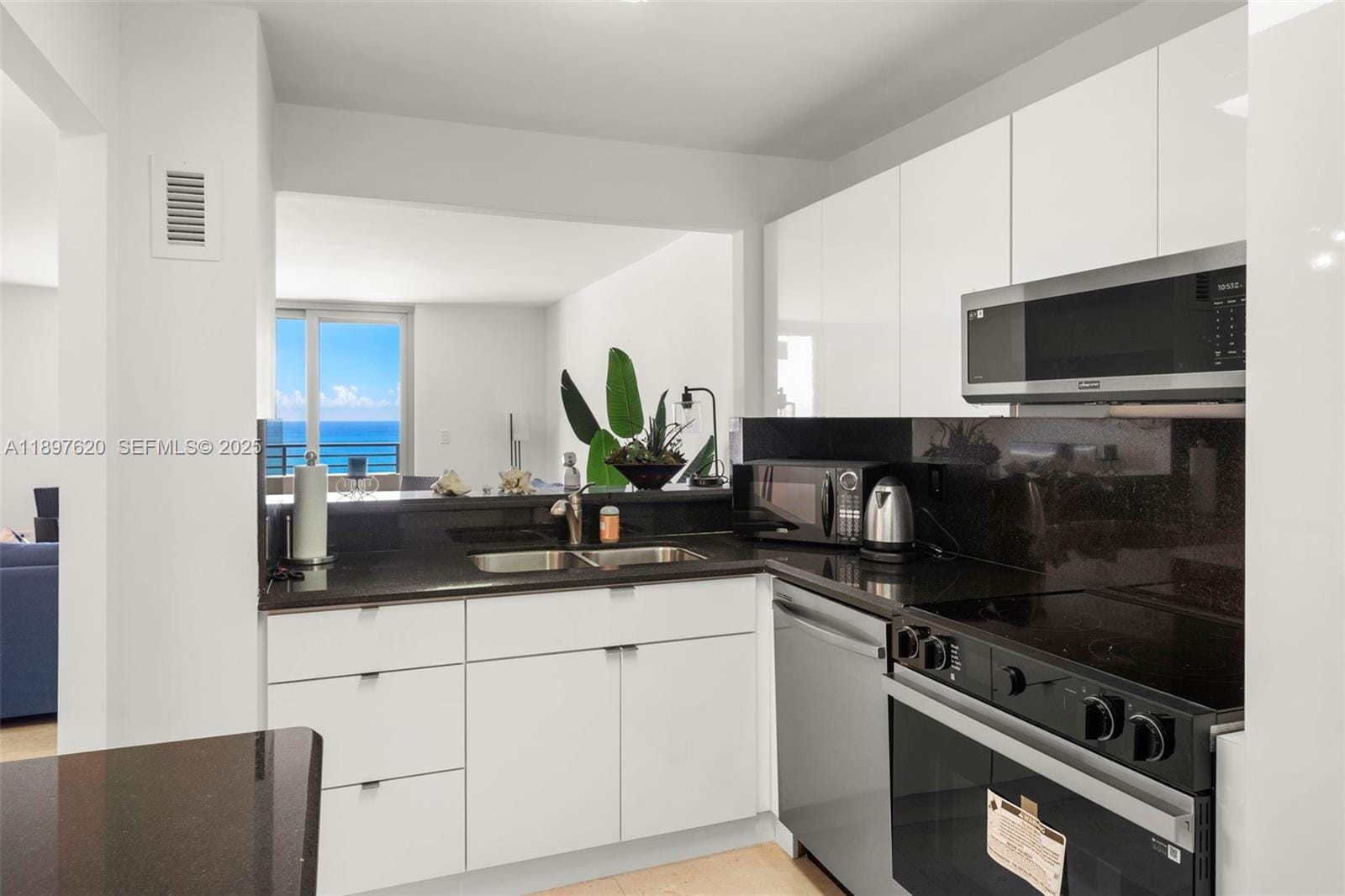 5555 Collins Avenue 14E, Miami Beach, FL 33140 photo 23