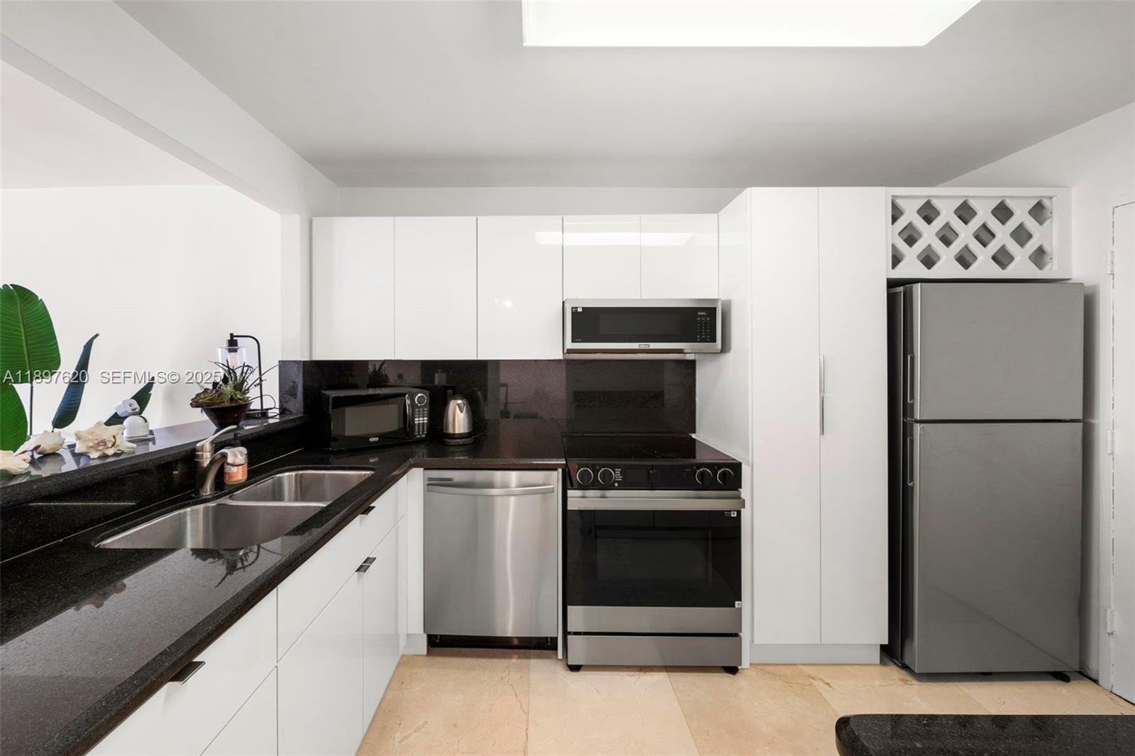 5555 Collins Avenue 14E, Miami Beach, FL 33140 photo 24