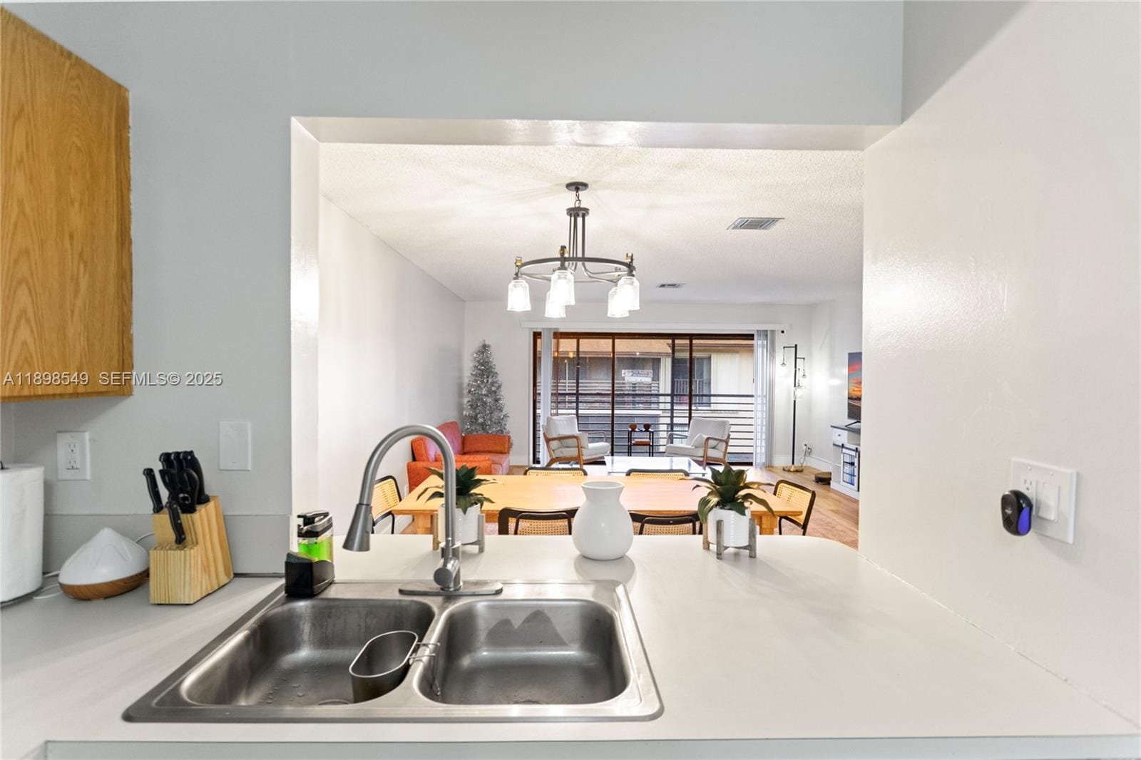 176 W Laurel Drive 1106 — photo 4