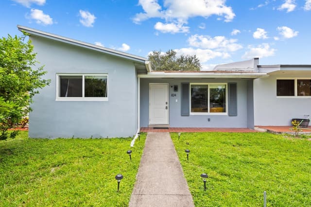 824 N Golf Drive, sold in Wooded Hills Estates, Hollywood, FL