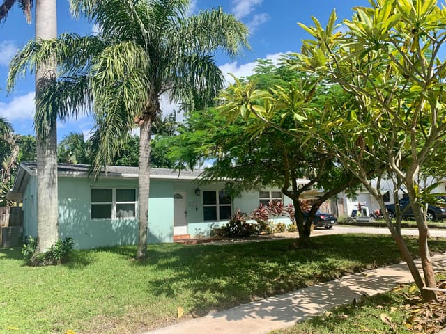 1423 Crest Drive, sold in Lake Osborne Estates 9, Lake Worth, FL