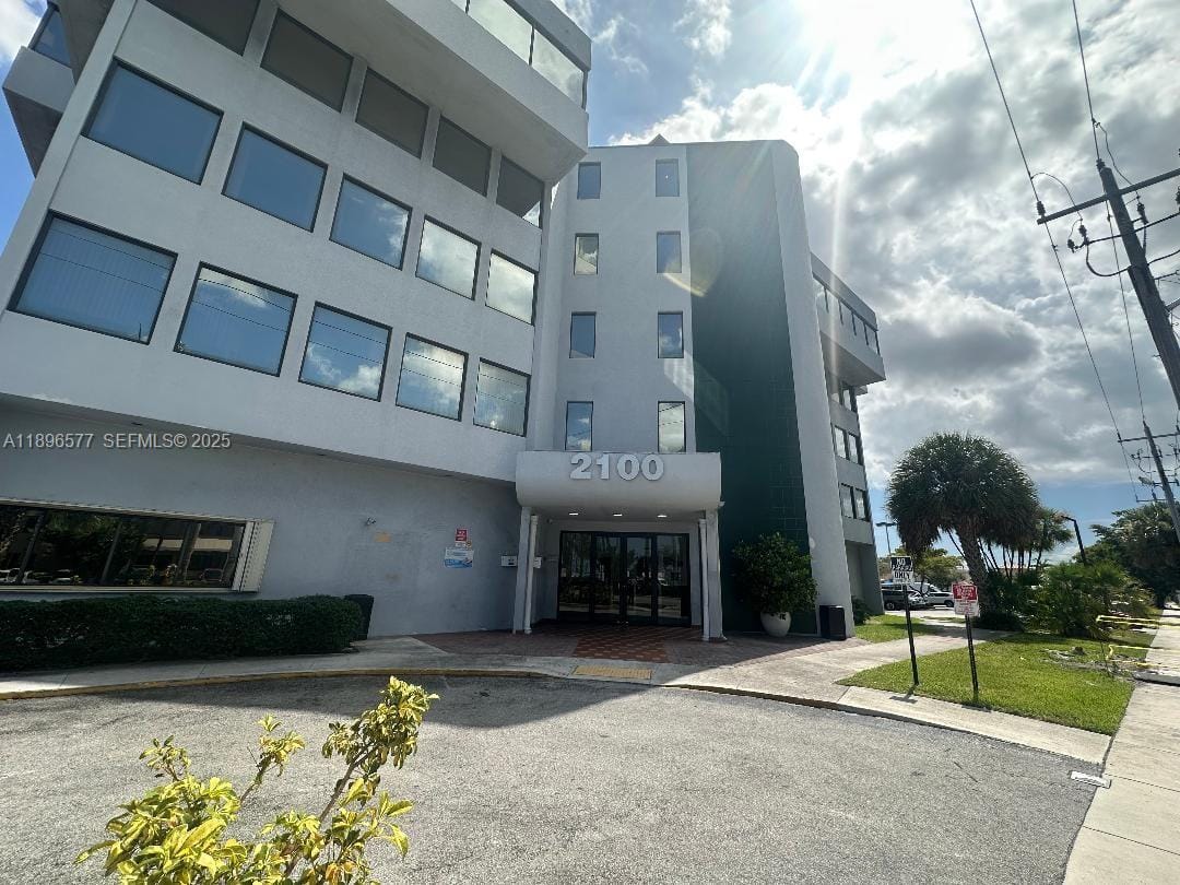 2100 W 76th Street 304, Hialeah, FL 33016