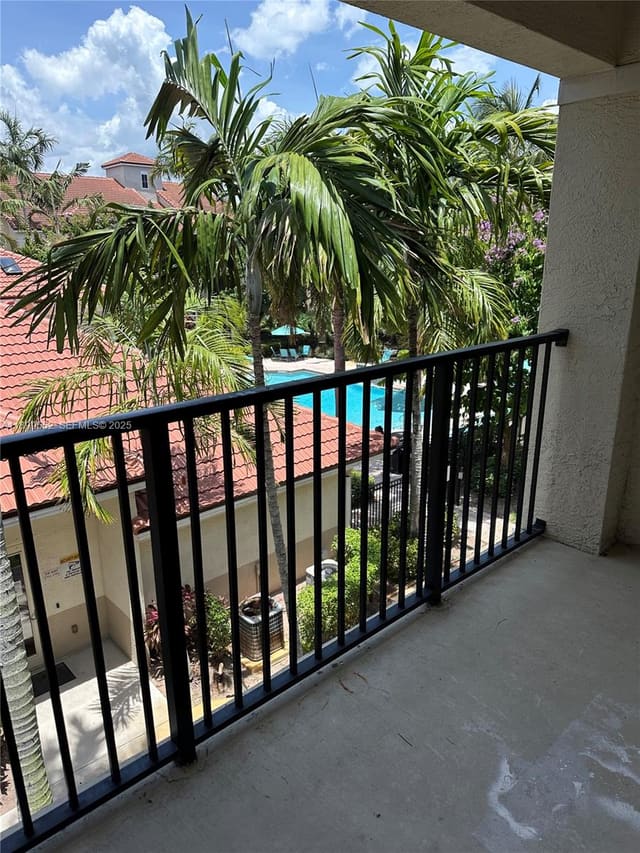 5840 W Sample Road 306, El Ad Poinciana, Coral Springs, FL