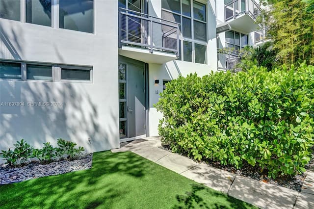 716 SE 12th Street 13, sold in Everglades Land Sales Co, Fort Lauderdale, FL