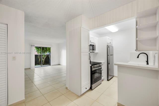 10780 N Kendall Drive E11, Miami, FL 33176
