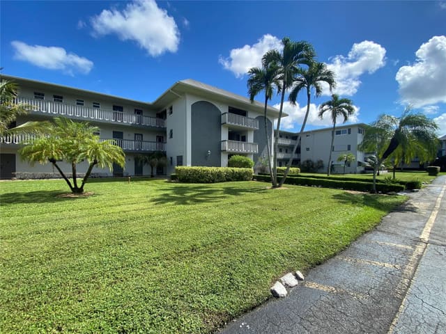 1001 Hillcrest Court 108, sold in Hillcrest No 21 Condo, Hollywood, FL