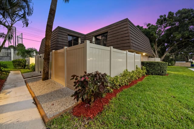 7311 73rd Way, sold in Heritage Village Of P B Lakes, West Palm Beach, FL