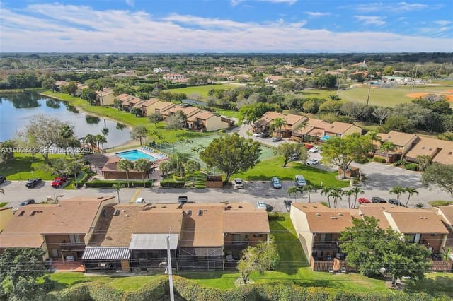 4206 SW 87th Terrace 4206, sold in Pine Island Lakes Townhom, Davie, FL