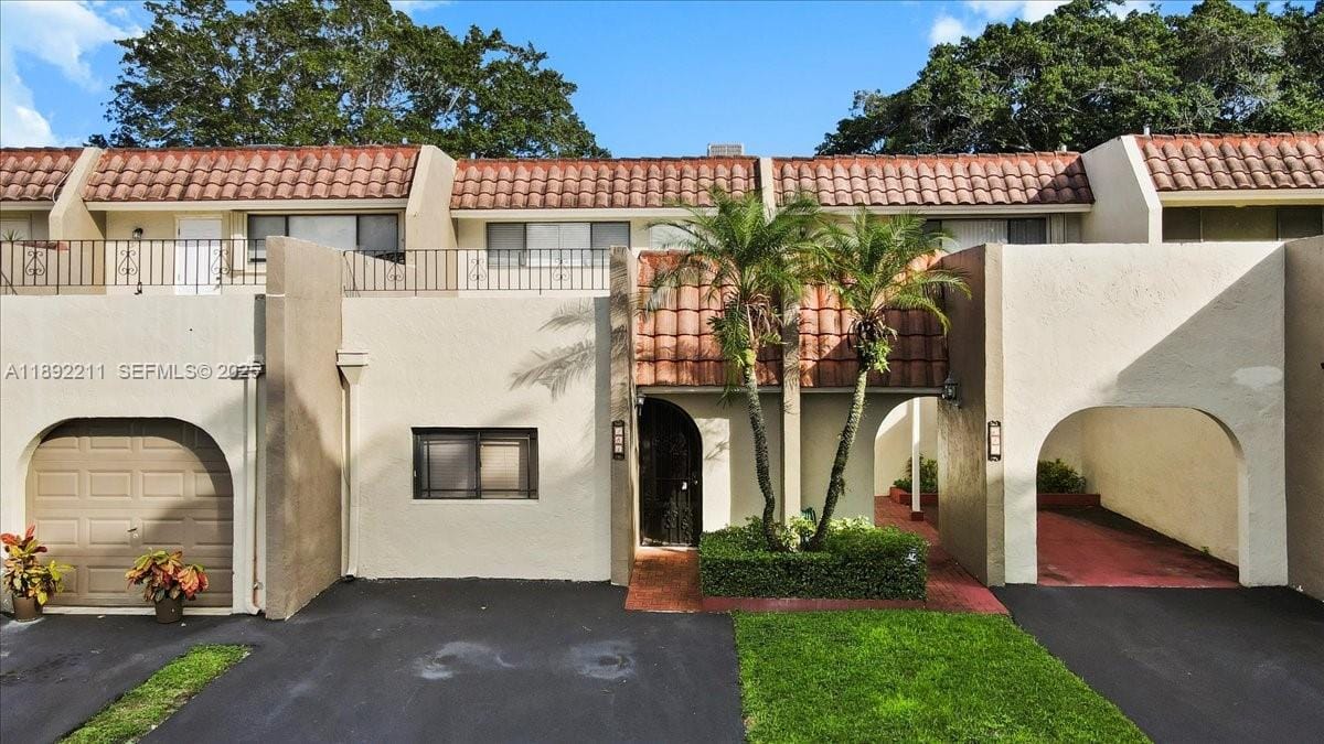 281 Jacaranda Drive 13, Plantation, FL 33324