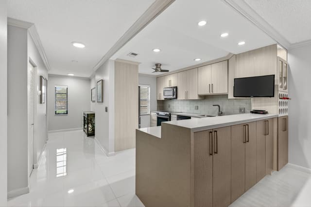 8450 Casa Del Lago J, Boca Raton, FL 33433