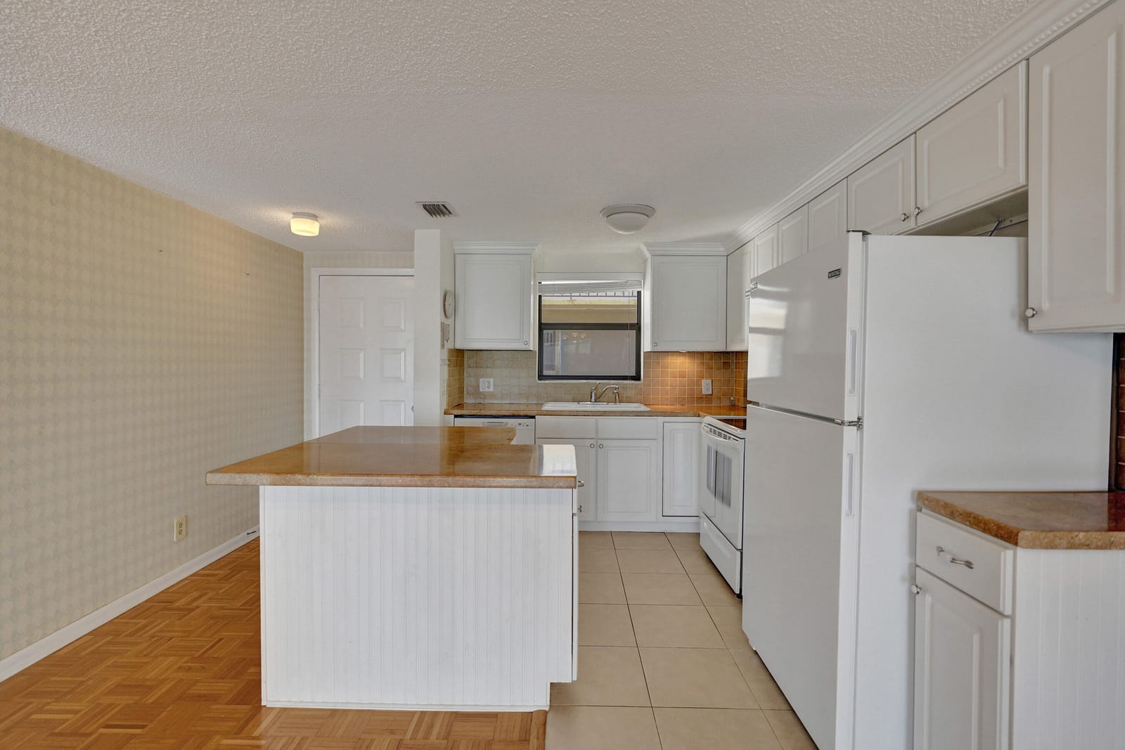 890 N Federal Highway 410 — photo 9