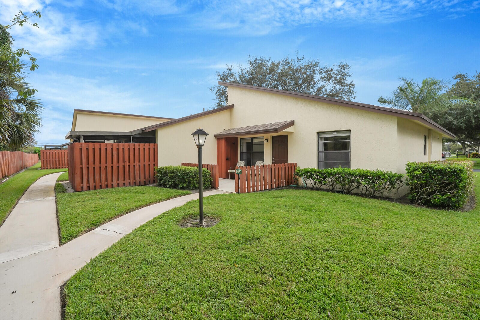 8020 SE Villa Cir — photo 2
