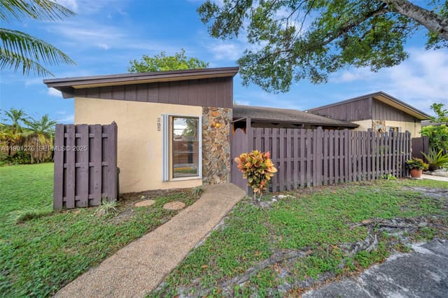 616 Briarwood Circle, Hollywood, FL 33024